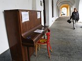 Pouliční piano v Pelhřimově.