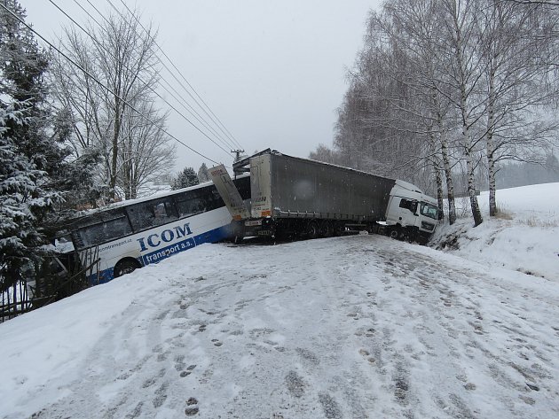 Nehoda na ranním sněhu zavřela na půl dne frekventovanou silnici