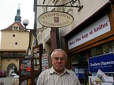 Knihkupec Jaromír Vytopil, v pozadí Rynárecká brána v Pelhřimově.