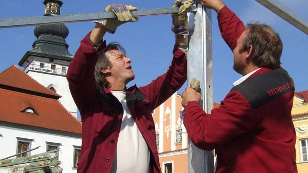 Pořadatelé oslavy úrody počítají na dnešek i s mokrou variantou. Přístřešek pro posezení před pódiem včera montovali na pelhřimovském náměstí pracovníci technických služeb.