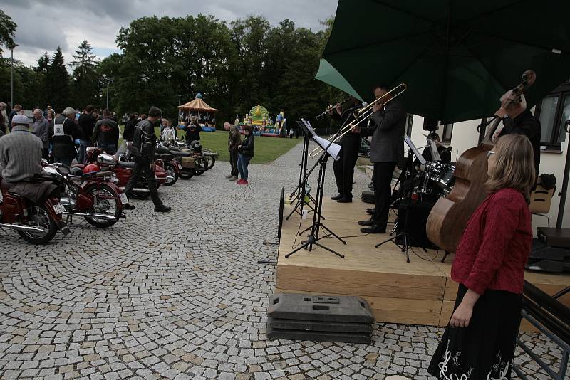 Pacov a okolí patřily v sobotu historickým motocyklům.