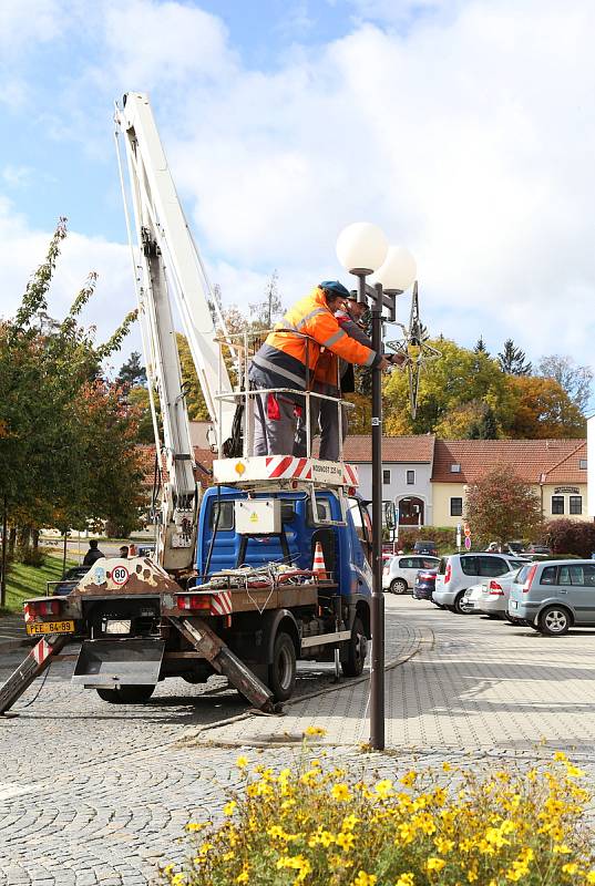 Instalace vánoční výzdoby v Pelhřimově.