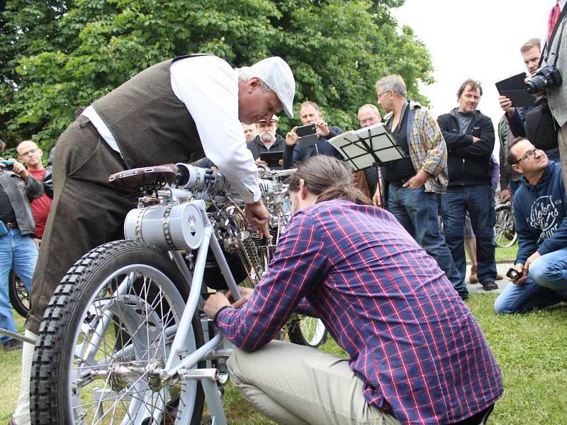 Na hradě Kámen se sešli milovníci motorových strojů.