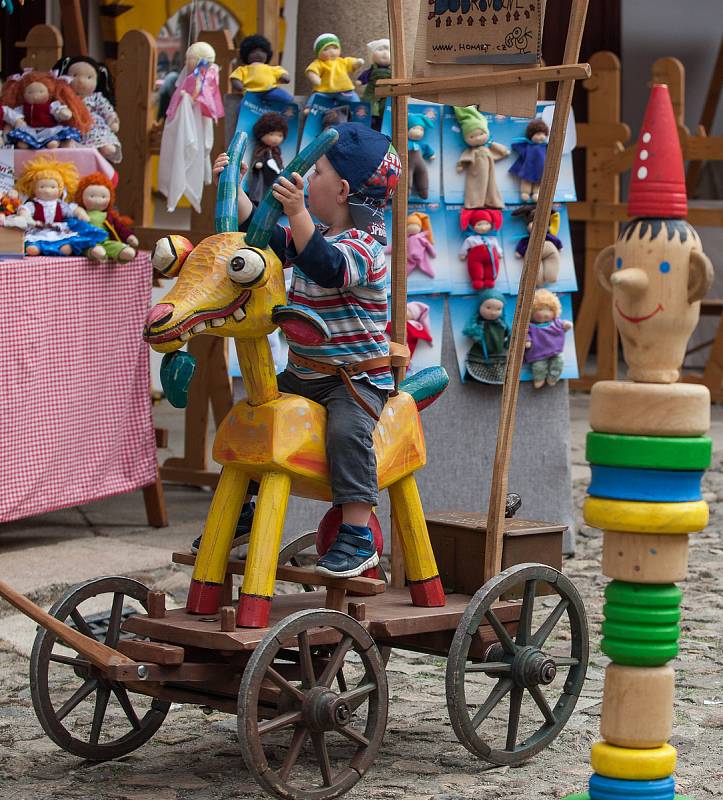 Hračkobraní, festival hraček z přírodního materiálu na zámku v Kamenici nad Lipou.