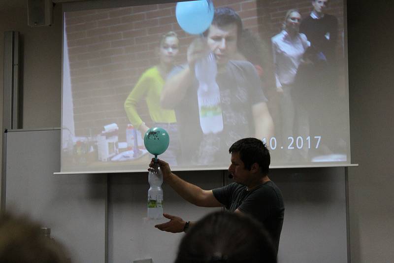 Zájemci si na pelhřimovském gymnázium vyzkoušeli spoustu zajímavých pokusů. Foto: Deník/Monika Pelíšková