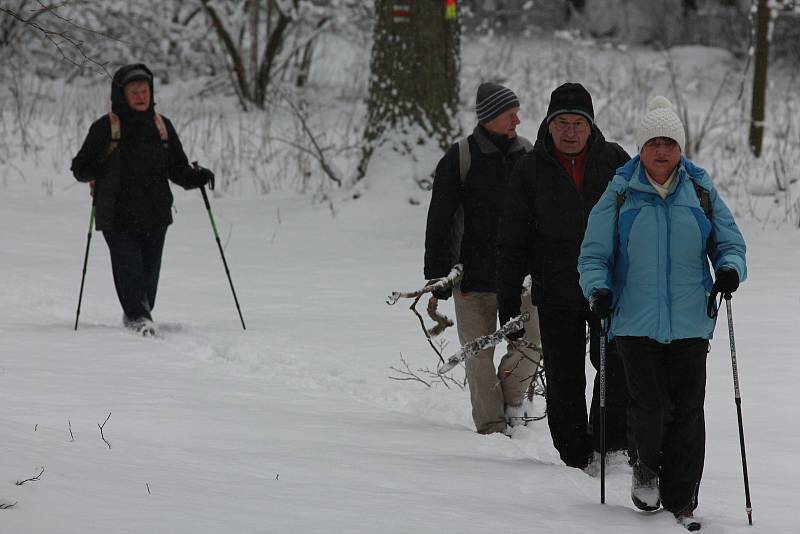 V roce 2016 byla místa v cíli pochodu na Křemešníku pod vrstvou sněhu, ale na běžky to nebylo.