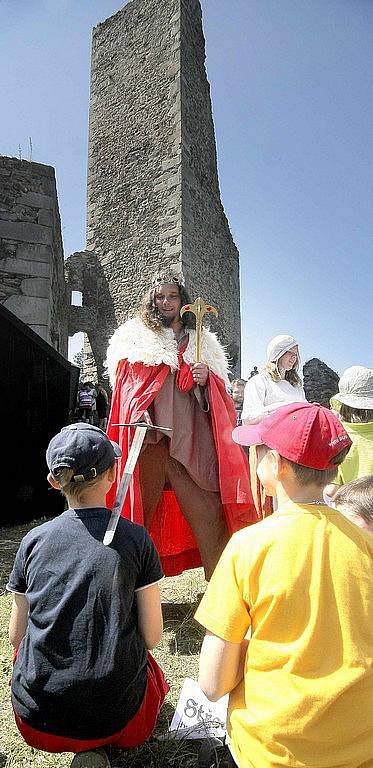 Již po patnácté se na zřícenině hradu Orlík u Humpolce konaly Středověké slavnosti. Po oba sváteční dny byly k vidění , ke slyšení i k vyzkoušení příběhy z minulosti, břišní tance, ukázky šermu, střelby, historická řemesla, hudba, ale i hry a soutěže.