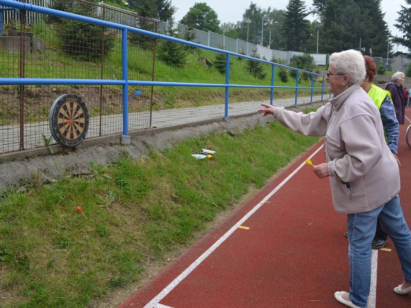 Středeční odpoledne patřilo v Humpolci druhému ročníku sportovních her seniorů. Ještě než začalo samotné klání, přítomní se pokochali pohledem na šikovné mažoretky a poslechli si vystoupení mladé pěvecké dvojice. 