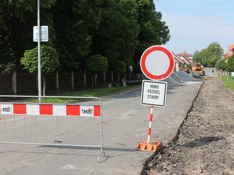  Důvodem stavebních prací v Žirovnické (na snímku) a ve Spojovací ulici v Počátkách jsou opravy kanalizace, které potrvají až do konce června.