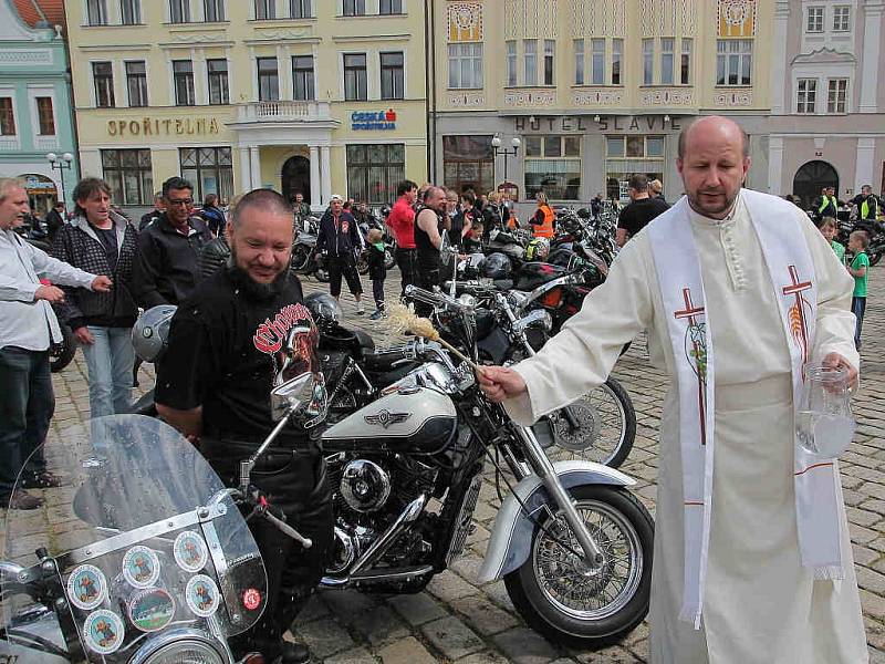 Na motorkářském srazu napočítali rekordních 347 motorek.