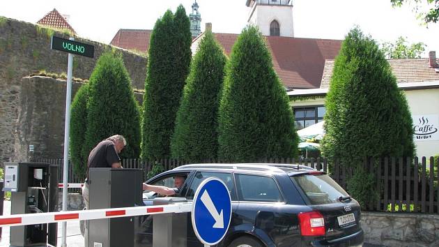 Závora před vjezdem na parkoviště před Pelhřimovskou radnicí vyděsila mnoho řidičů.