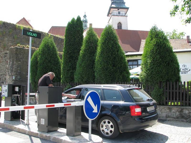 Závora před vjezdem na parkoviště před Pelhřimovskou radnicí vyděsila mnoho řidičů.