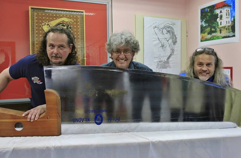 Muzeum rekordů a kuriozit v Pelhřimově představilo nový exponát - největší kuchyňský nůž v České republice.