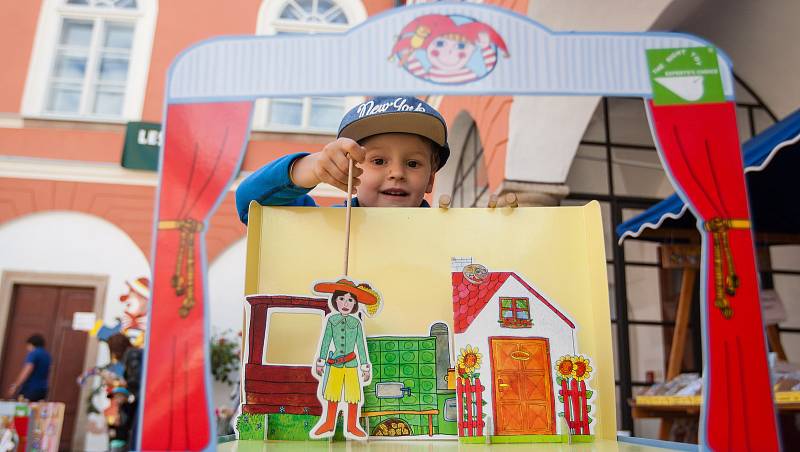 Hračkobraní, festival hraček z přírodního materiálu na zámku v Kamenici nad Lipou.