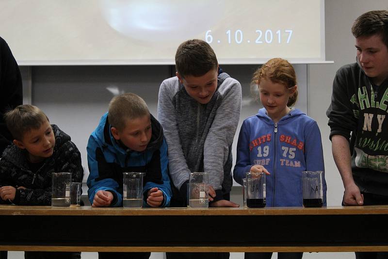 Zájemci si na pelhřimovském gymnázium vyzkoušeli spoustu zajímavých pokusů.