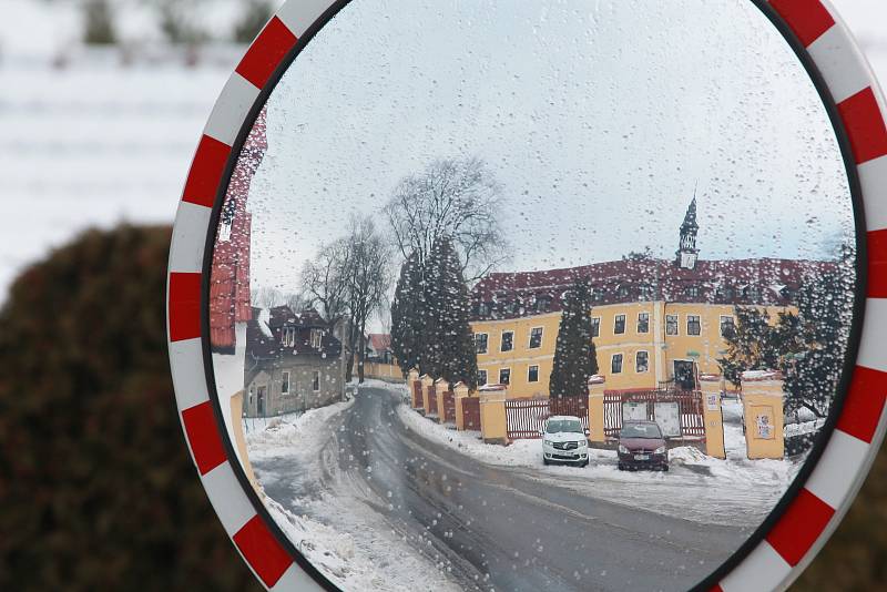 Napřklad domov důchodců Proseč u Pošné na Pelhřimovsku vyhlásil letos zákaz návštěv od 29. ledna.