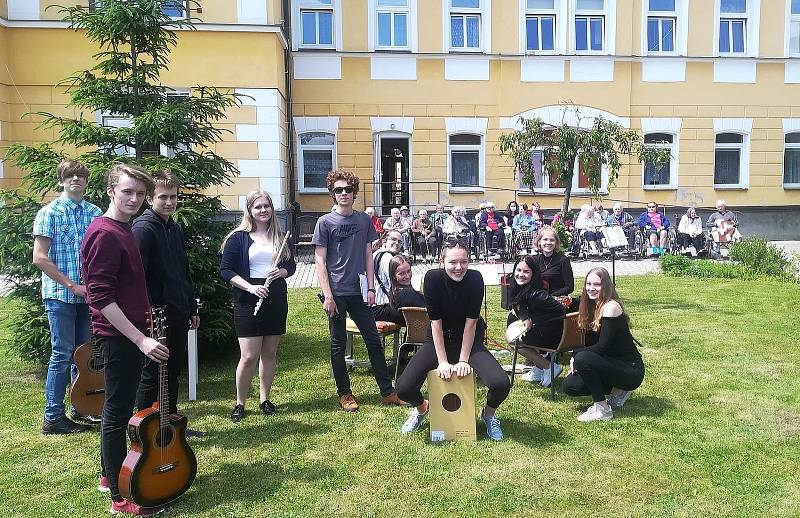 Koncerty pod okny. Jedenáct studentů humpoleckého gymnázia se rozhodlo využít svůj talent a alespoň na chvíli potěšit babičky a dědečky v domovech důchodců.