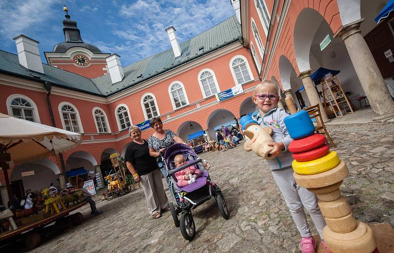 Hračkobraní, festival hraček z přírodního materiálu na zámku v Kamenici nad Lipou.