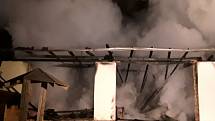 V Častrově na Pelhřimovsku ve čtvrtek v noci krátce před druhou hodinou zachvátily plameny stodolu.