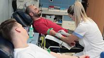 Mladí dárci krve přinesli na oddělení hematologie a transfúzologie určitě dobrou náladu.