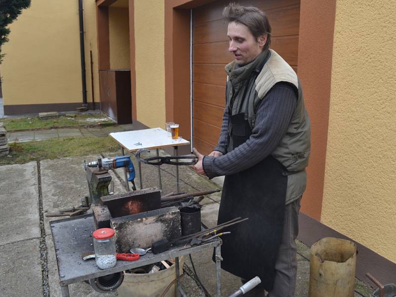 Pletení pomlázek, malování a děrování vajíček či otloukání píšťalek. Například to si mohli vyzkoušet malí i velcí návštěvníci sobotního velikonočního jarmarku v Obratani.