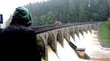 Sedlická přehrada na Želivce, jejíž nádrž zadrží maximálně 2,3 milionů metrů krychlových vody, začala v pondělí dopoledne přetékat přes jedenáct metrů vysokou zděnou hráz. 