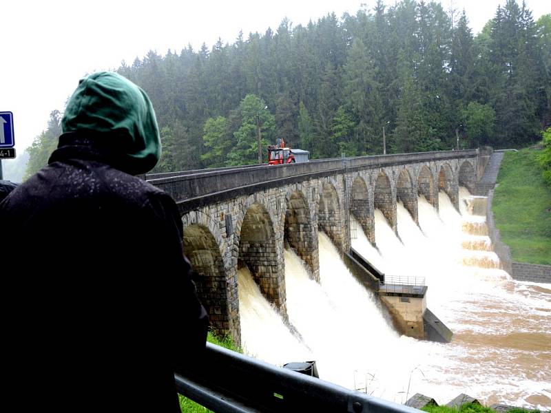 Sedlická přehrada na Želivce, jejíž nádrž zadrží maximálně 2,3 milionů metrů krychlových vody, začala v pondělí dopoledne přetékat přes jedenáct metrů vysokou zděnou hráz. 