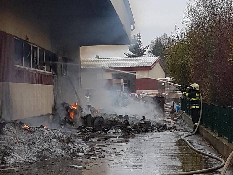 Požár skladovací haly v Horní Cerekvi.