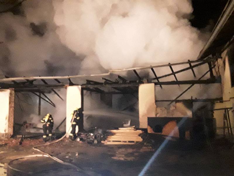 V Častrově na Pelhřimovsku ve čtvrtek v noci krátce před druhou hodinou zachvátily plameny stodolu.