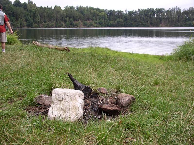 BEZ RESPEKTU. Ohniště, stany i auta zaparkovaná přímo u vody, odpadky, kam jen oko dohlédne. Tak to nyní vypadá na přehradě Trnávka. Pomoci může jedině nová vyhláška a důsledné kontroly.  