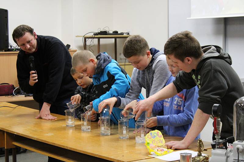 Zájemci si na pelhřimovském gymnázium vyzkoušeli spoustu zajímavých pokusů. Foto: Deník/Monika Pelíšková