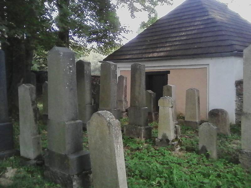 2. Hřbitov v Černovicích založen v 17. století., nejstarší náhrobky z konce 17. stol