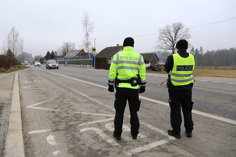 Aktuálně platná opatření, která se týkají volného pohybu osob mezi okresy, kontrolovali policisté také ve Vodné na Pelhřimovsku, kde jsou také hranice kraje.