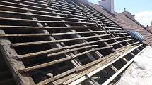 Rekonstrukce střechy objektu radnice na Masarykově náměstí v Pelhřimově potrvá do konce září.