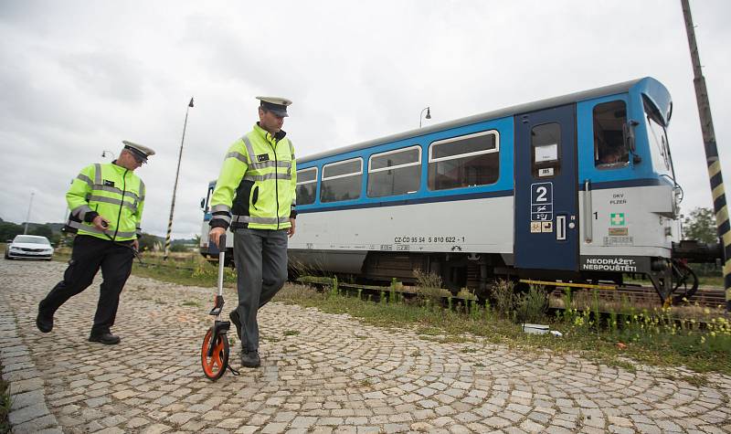 Simulovaný zásah u dopravní nehody vlaku s osobního automobilu.