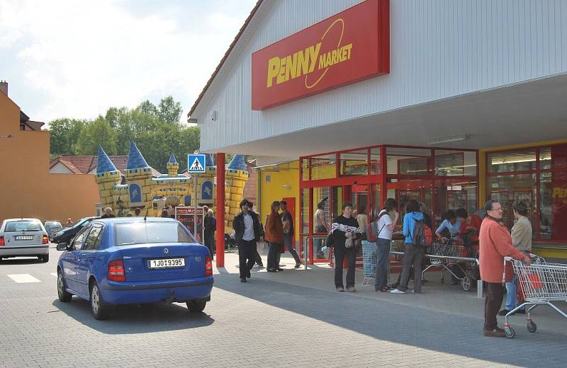 Pelhřimovští se ve čtvrtek dočkali otevření dalšího obchodního domu ve městě.
