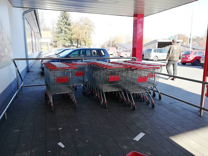 Před Penny marketem v Pelhřimově fronty kolem poledne nebyly.