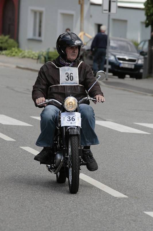 Pacov a okolí patřily v sobotu historickým motocyklům.