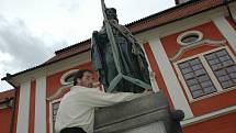 Téměř po šesti měsících se na své původní místo před zámek pánů z Říčan nad Masarykovo náměstí v Pelhřimově vrátila socha svatého Václava, patrona české země.