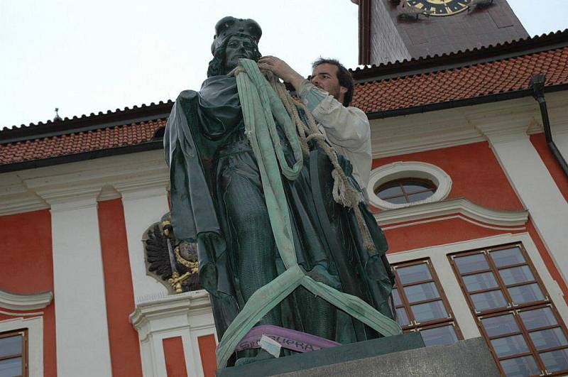 Téměř po šesti měsících se na své původní místo před zámek pánů z Říčan nad Masarykovo náměstí v Pelhřimově vrátila socha svatého Václava, patrona české země.