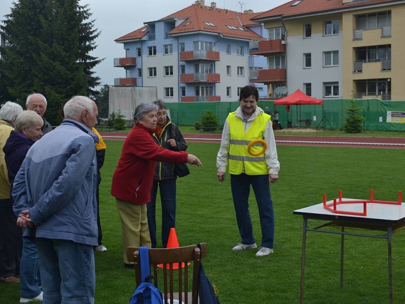 Středeční odpoledne patřilo v Humpolci druhému ročníku sportovních her seniorů. Ještě než začalo samotné klání, přítomní se pokochali pohledem na šikovné mažoretky a poslechli si vystoupení mladé pěvecké dvojice. 