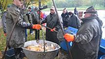 Humpolečtí rybáři pozvali širokou veřejnost na víkendové výlovy rybníků Cihelna a Dvorák. Společenskou událost si užívali všichni bez rozdílu věku.