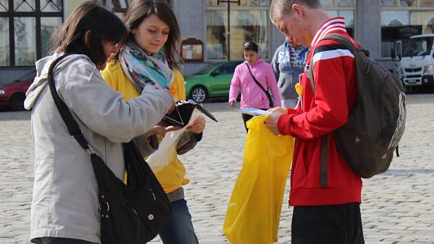 V rámci Českého dne proti rakovině ve středu pelhřimovští studenti v okolí Masarykova náměstí prodávali za dvacet korun květ měsíčku lékařského. 