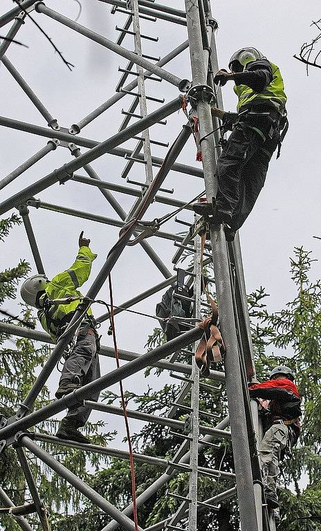 Stavba mobilního vysílače nad Zajíčkovem byla prováděna pomocí vrtulníku