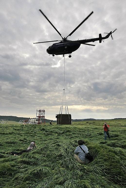 Stavba mobilního vysílače nad Zajíčkovem byla prováděna pomocí vrtulníku