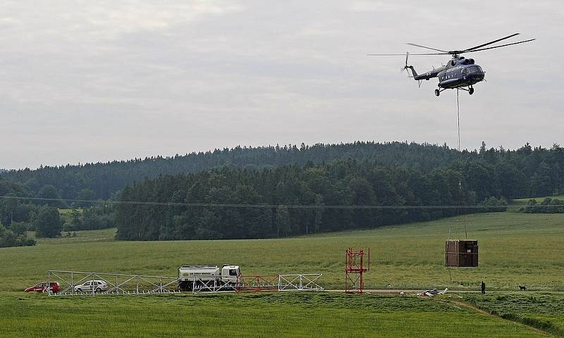 Stavba mobilního vysílače nad Zajíčkovem byla prováděna pomocí vrtulníku