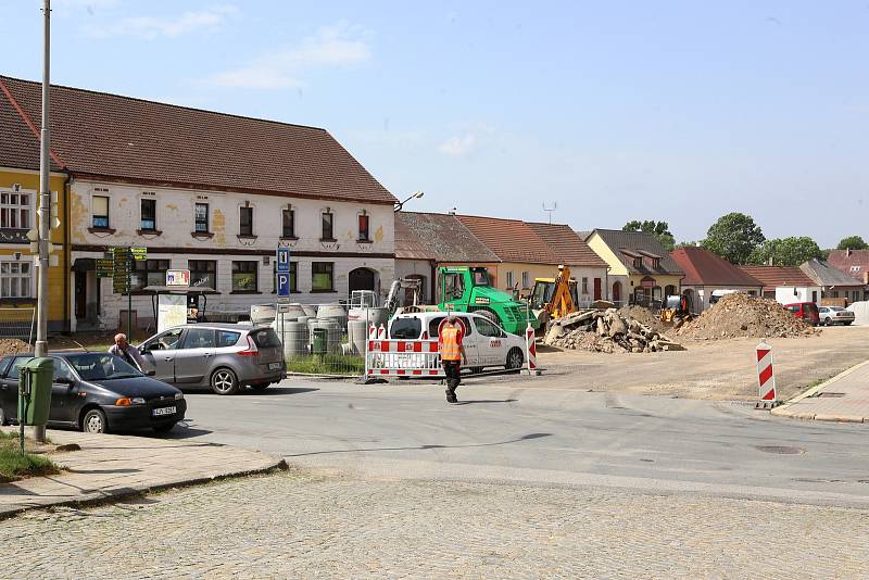 Rekonstrukce Mariánského náměstí v Černovicích.