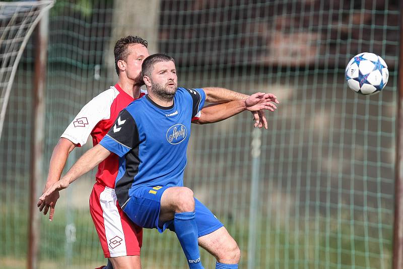 Dělba bodů více vyhovuje košetickým fotbalistům (v červeném), Přibyslav musí doufat v jejich zaváhání.