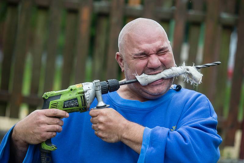 René Golem Richter zuby "spálí" elektrickou vrtačku.