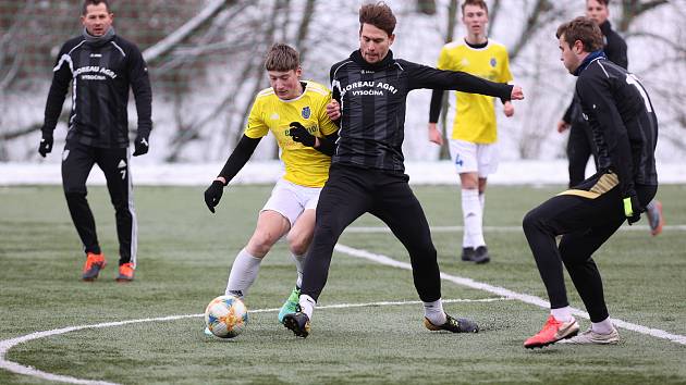 Už třetí přípravný zápas sehrají dnes v rámci zimní přípravy hráči juniorky FC Vysočina (ve žlutých dresech). Od 11 hodin doma hostí Hlinsko.